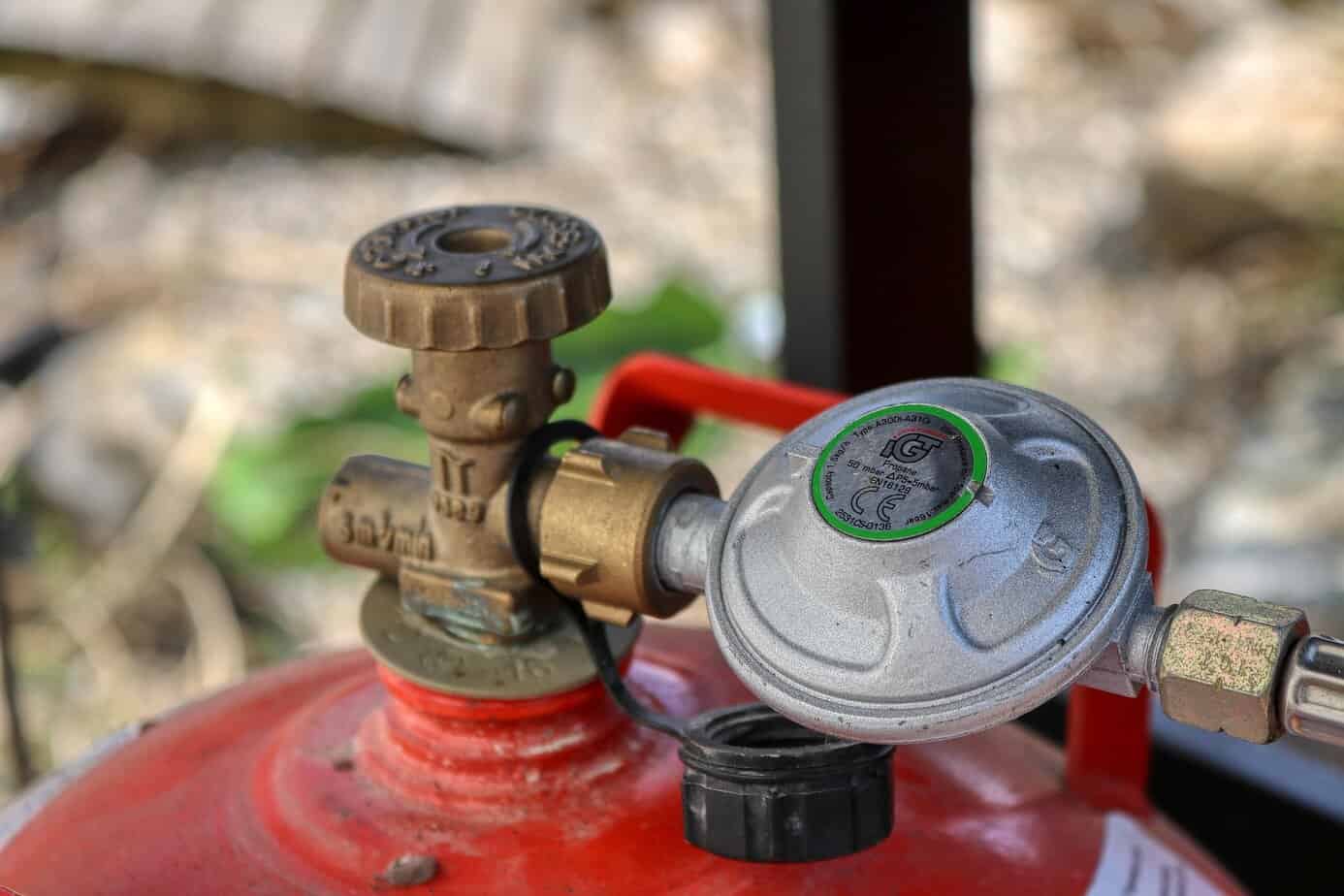 Propane cylinder valve and regulator used for emergency fuel storage for apartments